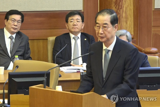 한덕수 국무총리가 지난달 19일 서울 헌법재판소에 진행된 탄핵심판 첫 변론기일에 출석해 발언하고 있다. 연합뉴스